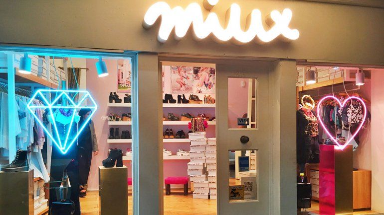 Cerró su local de zapatos y ahora estafa por las redes