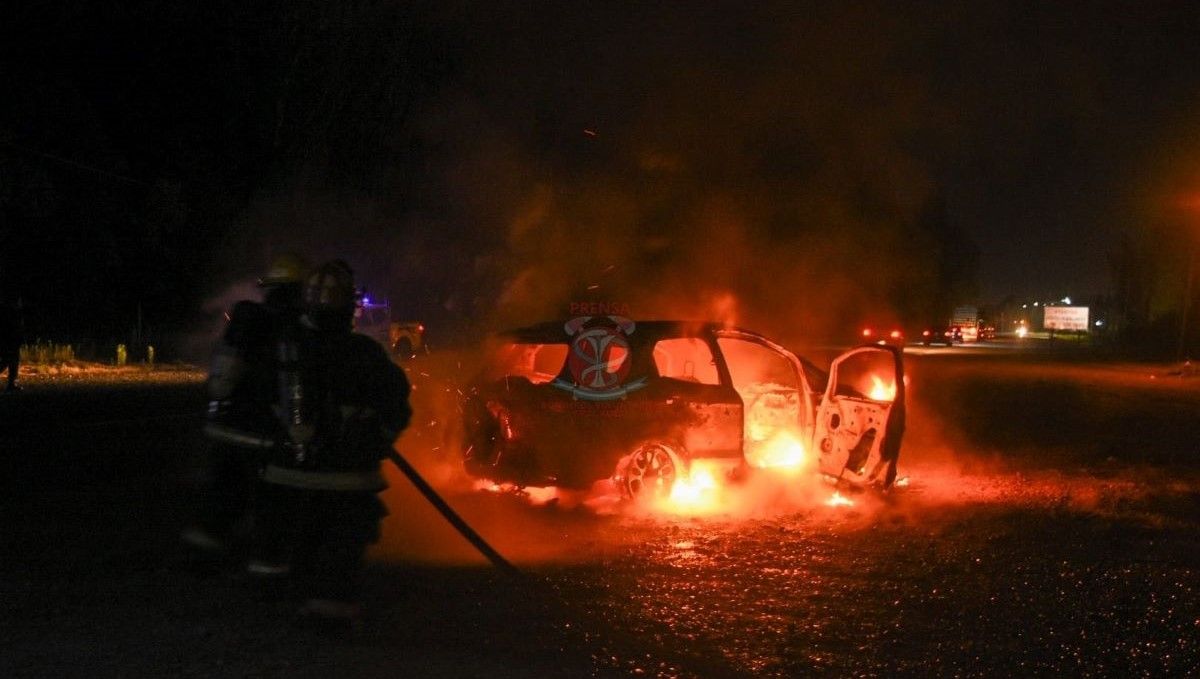 El vehículo resultó completamente destruido por el fuego. Ocurrió en General Roca.&nbsp;
