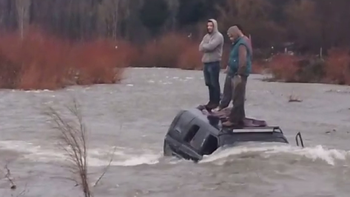 video: intentan cruzar el rio en camioneta en el bolson y todo sale mal