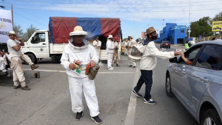 Así fue la protesta de apicultores sobre los puentes carreteros