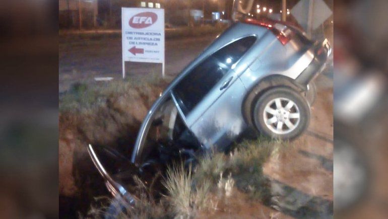 Manejaba la camioneta borracho y terminó adentro de un canal