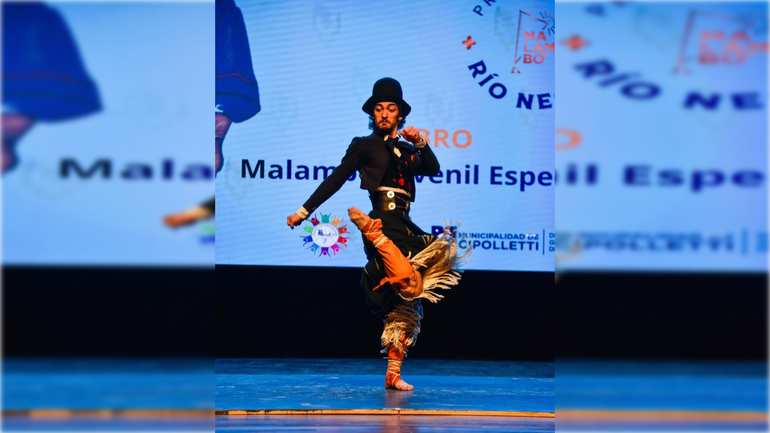 Fernando Cuevas levantó el título juvenil especial de malambo en Laborde.