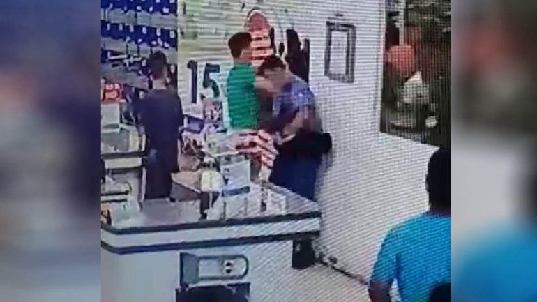 Se quiso ir sin pagar del súper y noqueó a trompadas a un policía en Neuquén