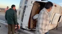 El motorhome quedó volcado sobre uno de sus laterales en Ruta 22 / Foto