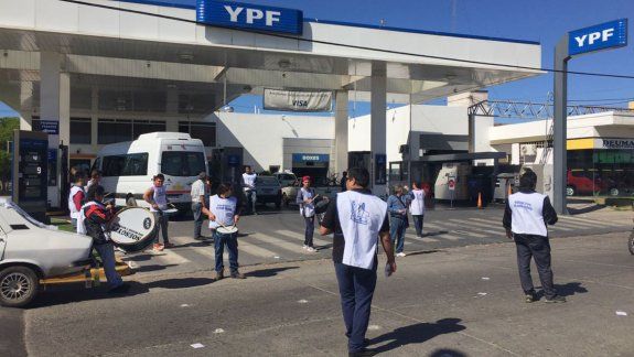 Escracharon una estación de servicio por maltratos 