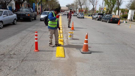 Continúan las tareas de señalización vial en la ciudad