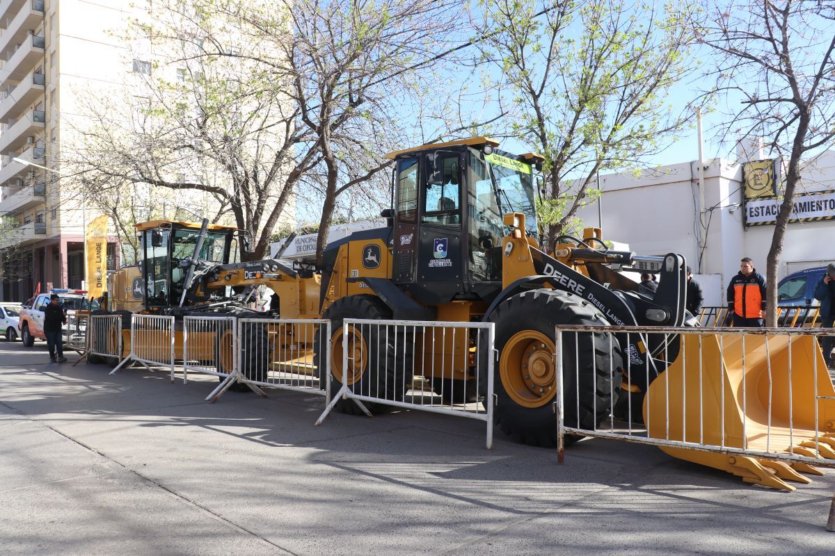 El municipio cipoleño presentó sus dos nuevas máquinas viales