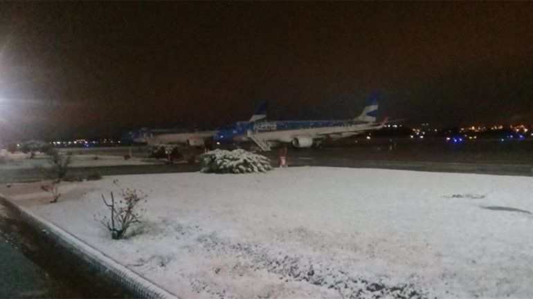 Demoras en los vuelos en Neuquén por el temporal de lluvia y nieve