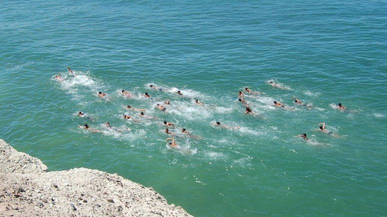 Los futuros guardavidas se entrenan en el mar de Las Grutas para conseguir su certificación nacional.