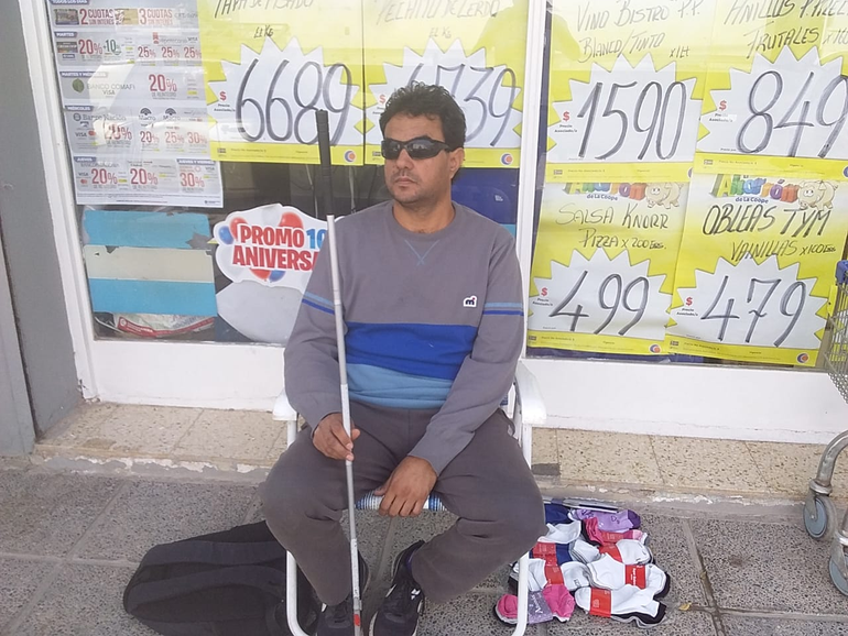 El Mati en la puerta del supermercado donde improvisó un puestito ambulante.