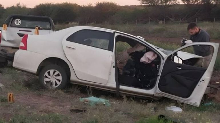 El automóvil en el que se trasladaban las víctimas fatales de la tragedia.