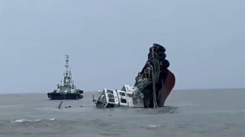 El barco transportaba una carga estimada de 15.000 litros de diésel. | LMCipolletti.com El barco transportaba una carga estimada de 15.000 litros de diésel.