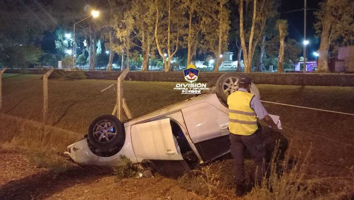 Conductor borracho volcó y lo fue a buscar otro que estaba peor