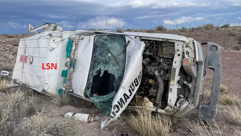 Tragedia en Río Negro: volcó una ambulancia y murió un paciente