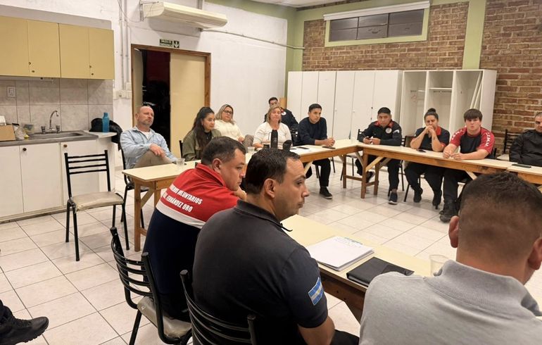 El municipio de Fernández Oro se reunión con la Asociación de Bomberos Voluntarios para avanzar con la gestión del nuevo cuartel. Foto: Gentileza.