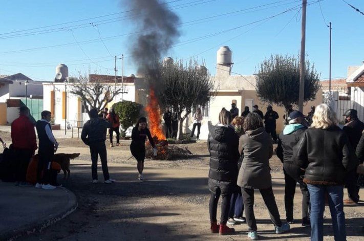 Escrachan al acusado de un violento asalto en Las Grutas