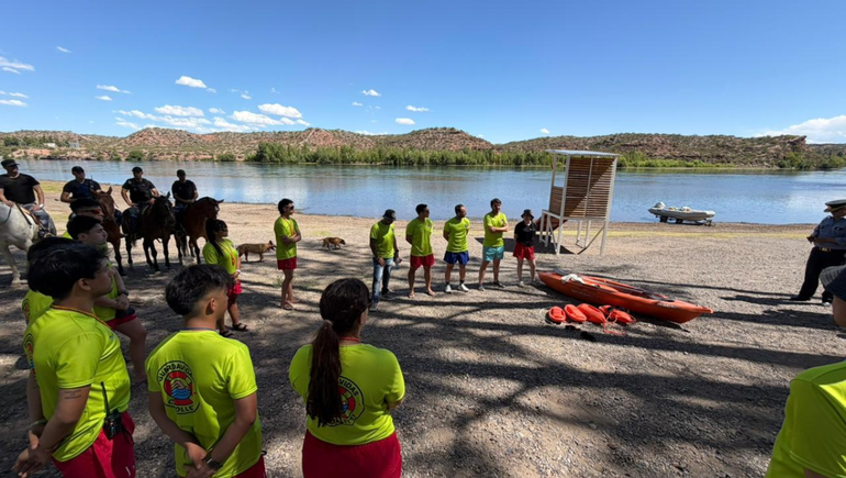 Se habilitaron 400 metros de balneario sobre el margen del río Negro, con postas de seguridad y ambulancia. Además, se habilitaron servicios para los bañistas.