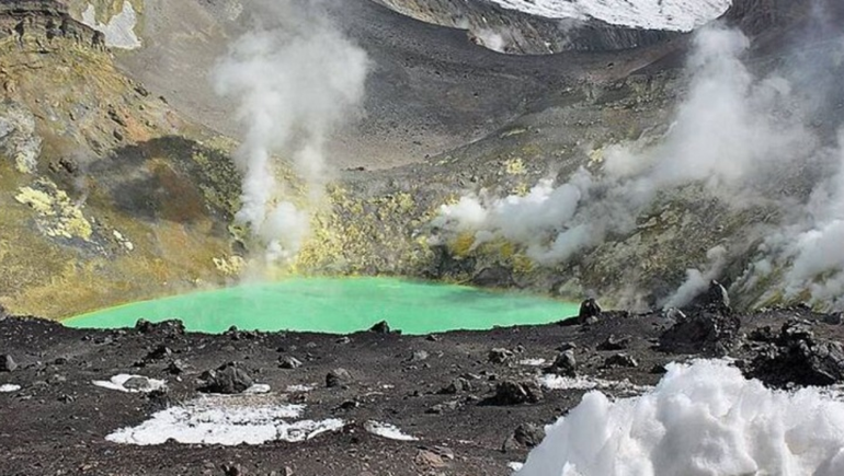 Alertan por un volcán entre Argentina y Chile que podría hacer erupción: a qué provincia afectaría