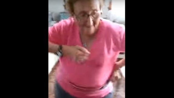 Conocé a la abuela de 74 años que baila al ritmo de la cumbia