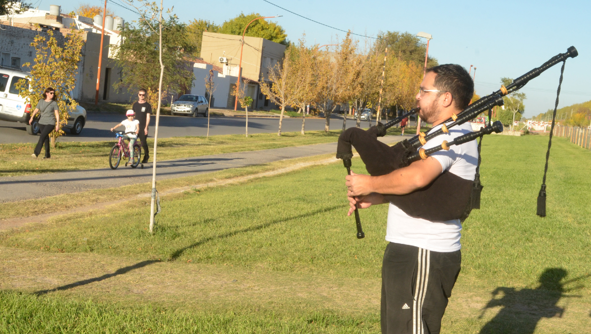 Con su gaita escocesa le pone más ritmo a las caminatas cipoleñas
