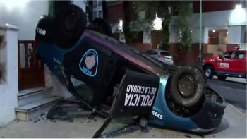 violento choque entre un patrullero y un auto en belgrano