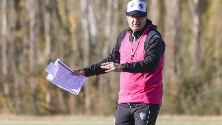 Gustavo Raggio no quiere perder el trabajo de campo.