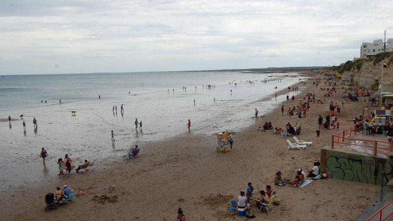 Las Grutas: salvaron a 2 chicas que se ahogaban en el mar