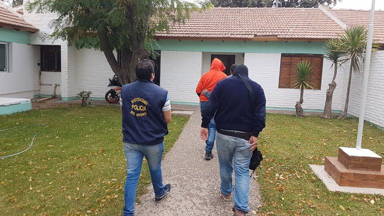 Atraparon a un fugado que dormía en la casa de la novia