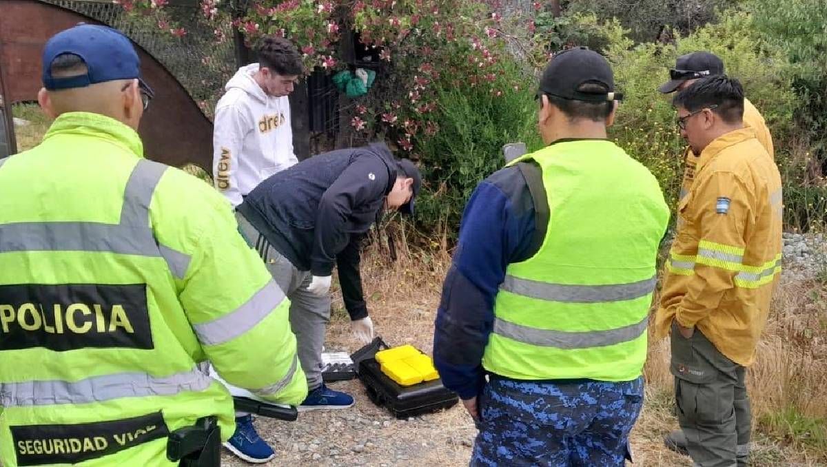 Gendarmería busca a dos reginenses que habrían tirado tres kilos de droga.