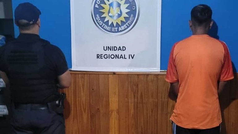 El hombre fue atrado por la policía de Coronel Belisle luego de descartar una mochila con 30 gramos de marihuana.&nbsp;