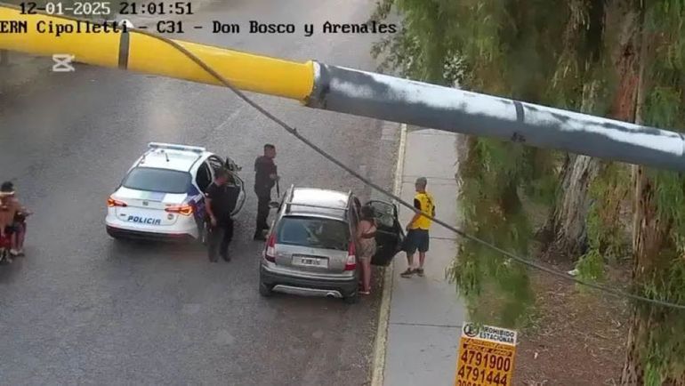 El momento del operativo en que se produjeron las detenciones de los sospechosos. Uno de ellos portaba un arma de fuego. 