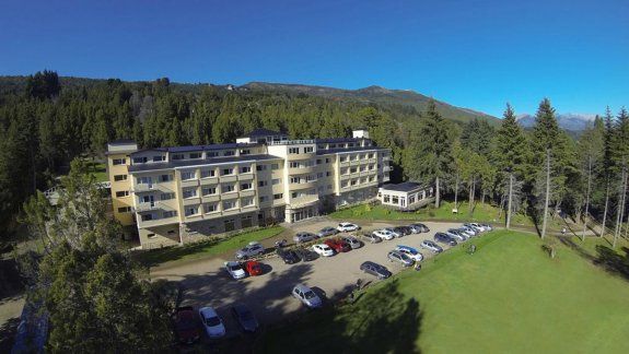 Un joven egresado cayó desde el segundo piso de un hotel