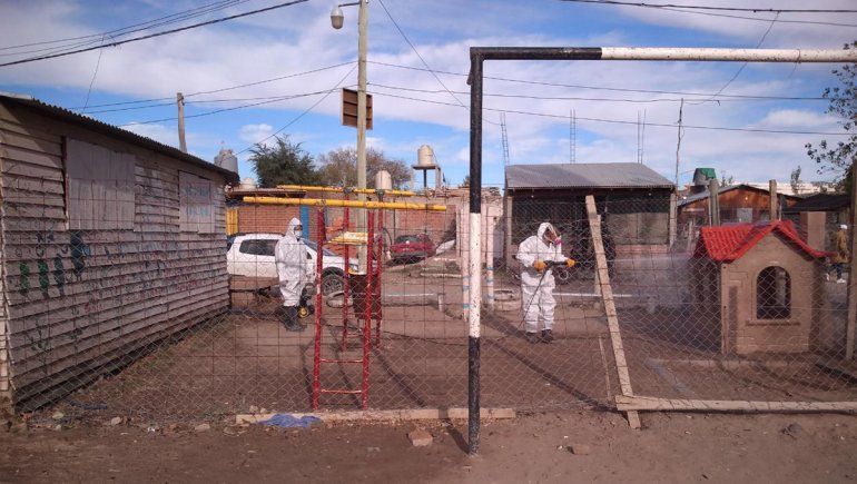 Los vecinos desinfectan comedores y merenderos