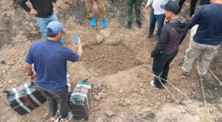 Los efectivos procedieron a retirar la droga que permanecía en la aeronave tras el impacto.&nbsp;