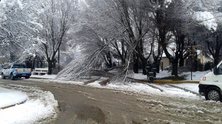 Siguen cortadas las Rutas 23 y 40 por el temporal de nieve