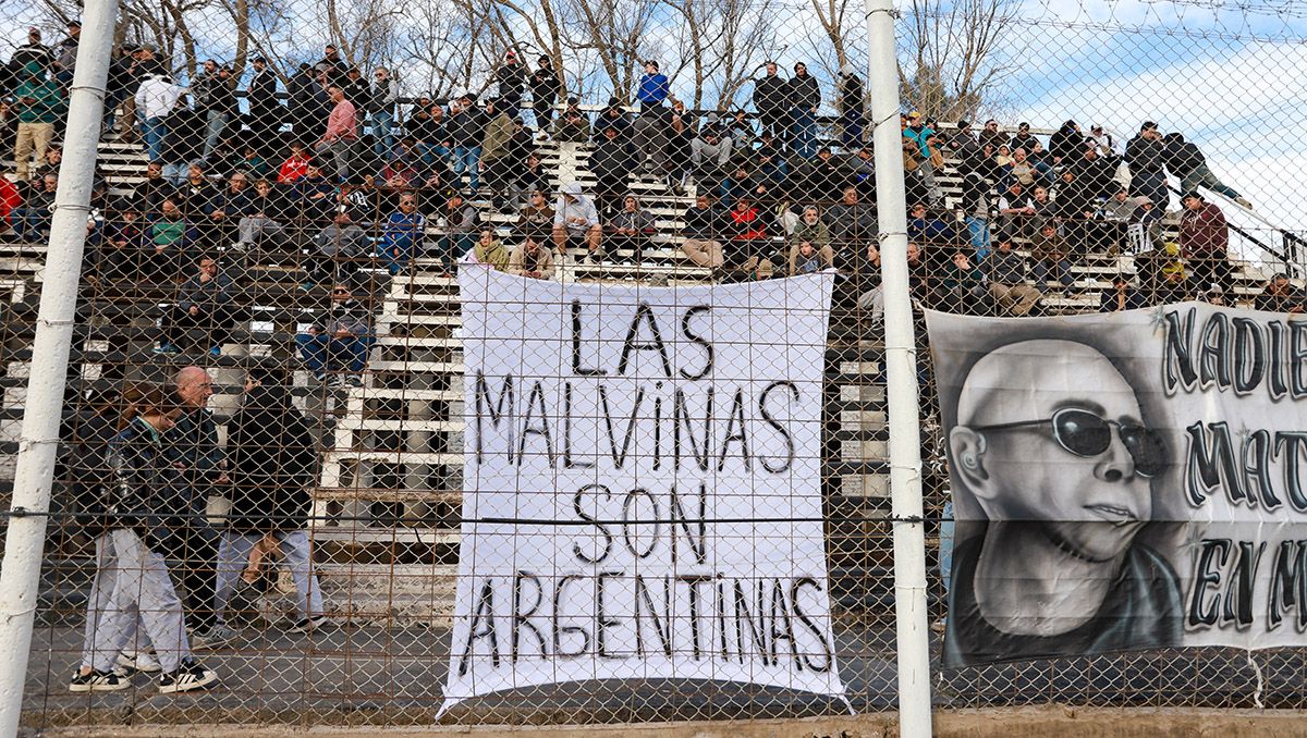 Las Malvinas son Argentinas. Una de las banderas en La Visera.&nbsp;