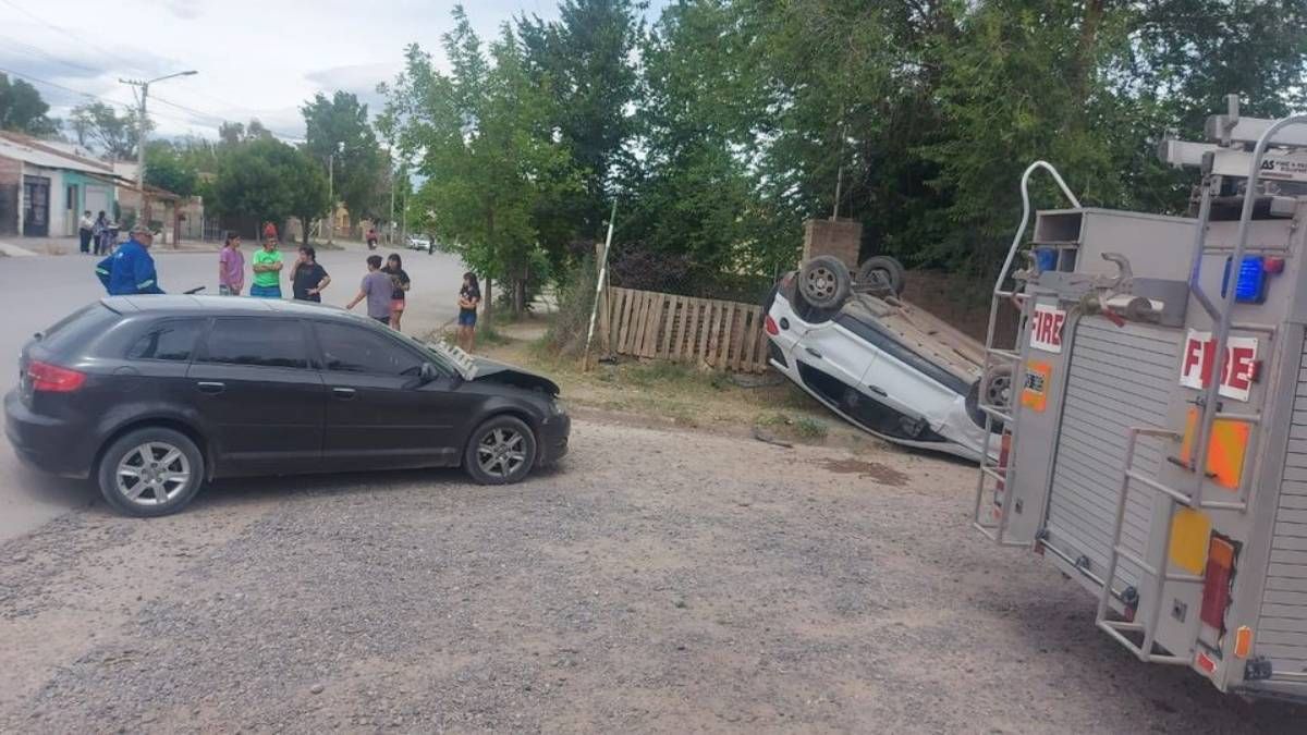 La camioneta protagonizó un vuelco y quedó tirada en la vereda.