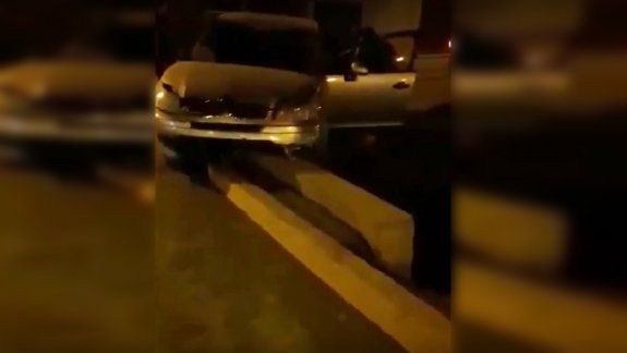 Casi cae a un canal pero la salvó el cordón cuneta