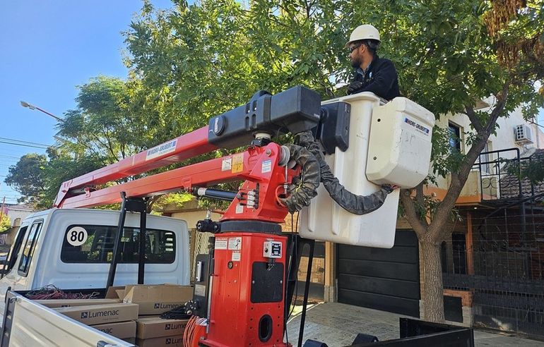 Los trabajos de recambios de luminaria comenzaron este lunes en distintos sectores de la ciudad. Foto: Gentileza.