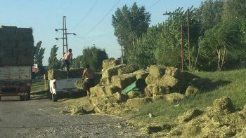 otro camionero calculo mal y choco con el puente ferroviario