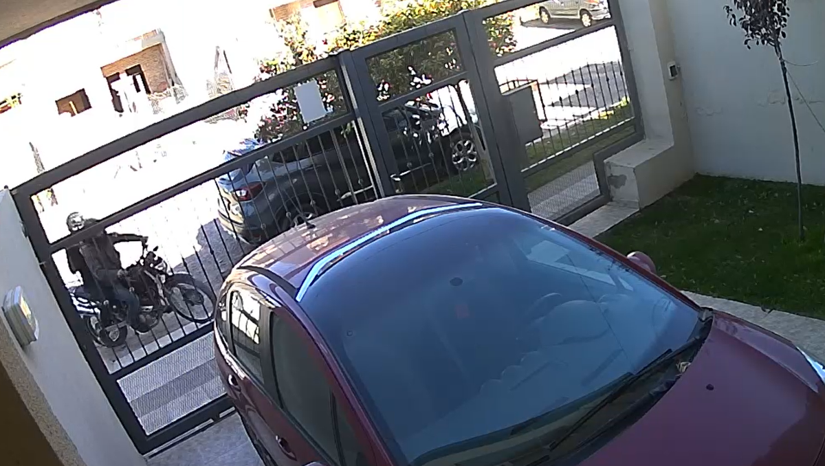 Video: así le roban la cartera a una mujer cuando estaciona