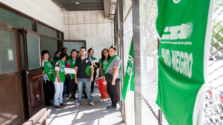 Porteros de diferentes colegios de Cipolletti ocuparon ayer la sede local del Consejo Provincial de Educación.