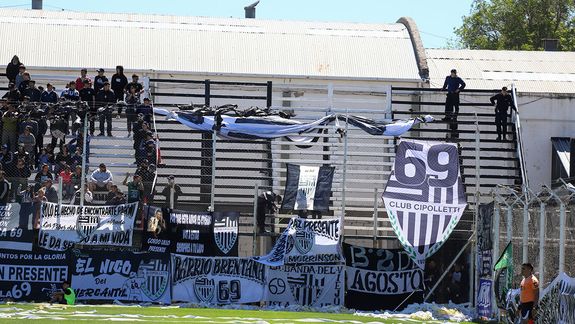 La Policía acordonó el lugar donde se desprendió el peldaño de la tribuna de la cancha de Cipolletti. Cuatro personas resultaron heridas.&nbsp;