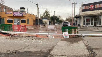 Vecinos y comerciantes están preocupados por el desborde cloacal sobre calle Naciones Unidas en Cipolletti.