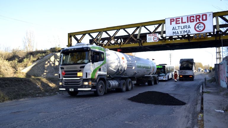 Esta mañana, personal del distrito 20 de Vialidad Nacional en Río Negro, llevaron adelante tareas de bacheo debajo del puente.