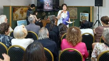 Liliana Fedeli, en la presentación de su primer libro digital en la Feria del Libro de Cipolletti.&nbsp;
