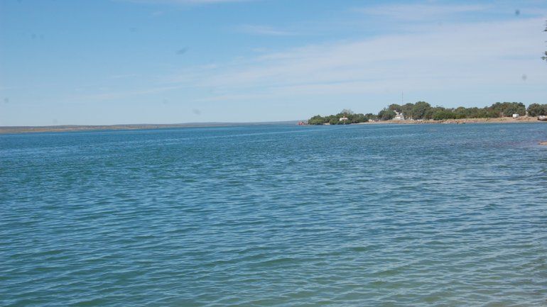 Las dos caras de la marea en la playa de Las Grutas