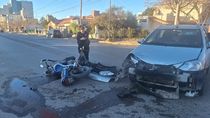Fuerte choque entre un auto y una moto en Mengelle y Urquiza.
