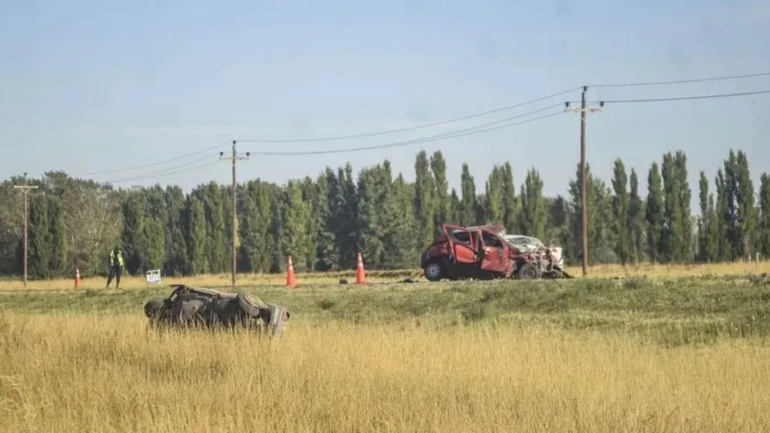 Los tres vehículos involucrados en el trágico choque registrado cerca de Viedma. Murieron cuatro personas y otras cuatro resultaron heridas. Una de gravedad. 