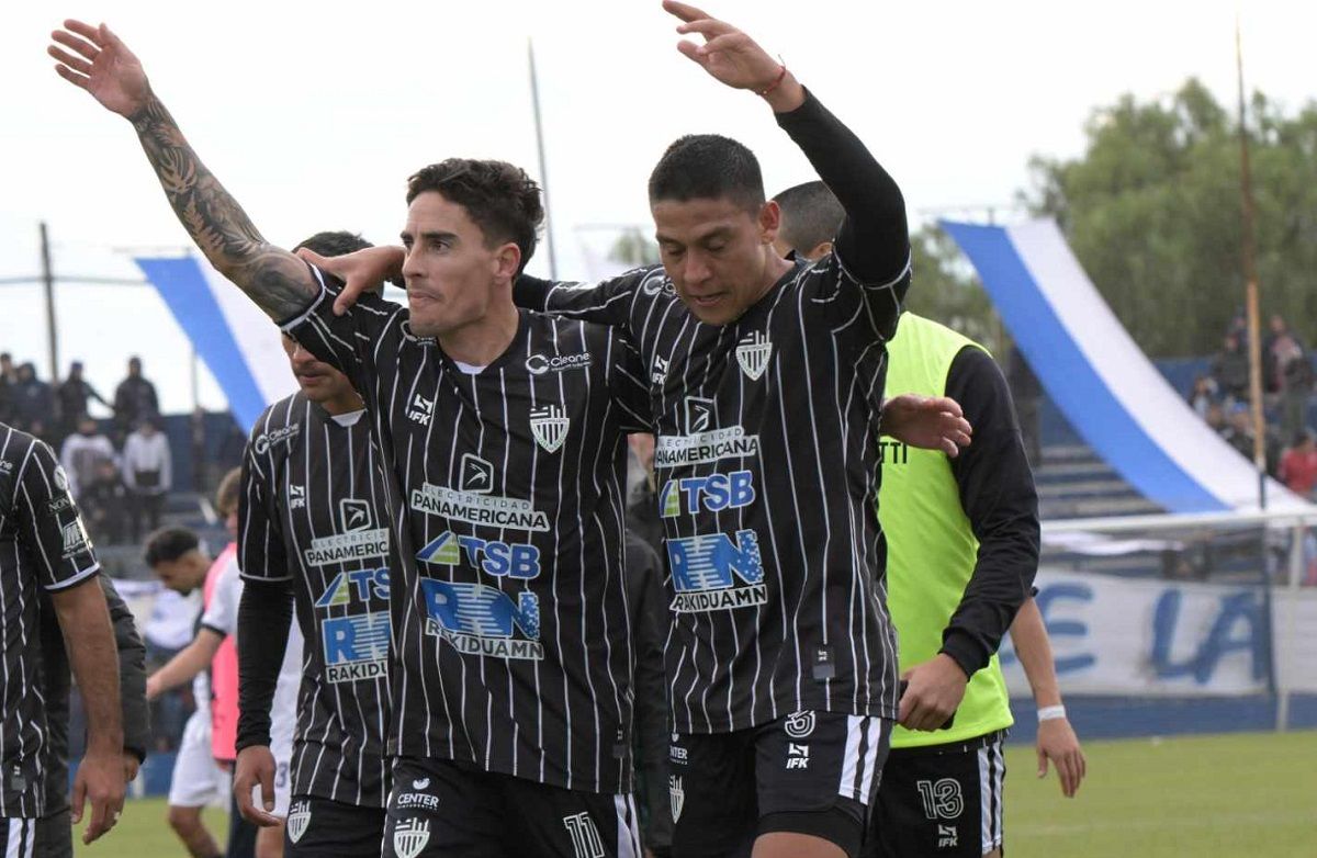 Lucero festeja con Mbombaj tras la victoria de Cipo ante Guillermo Brown.&nbsp;